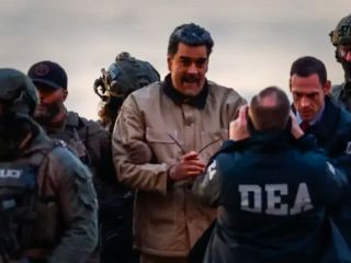 مادورو و همسرش با دستبند به دادگاه برده شدند + تصاویر