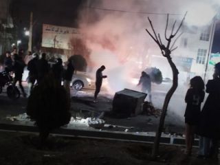 اعتراضات در ۷۸ شهر ایران ادامه دارد؛ معترضان در فارس مینی‌بوس بسیج را به آتش کشیدند