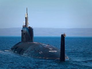 تعقیب‌و‌گریز آمریکا با نفتکش مرتبط با ایران؛ روسیه برای اسکورت کشتی، یک زیردریایی اعزام کرد