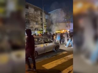 اعتراضات در ایران؛ از خُردکردن مجسمه «قاسم سلیمانی» تا پایین کشیدن پرچم بزرگ جمهوری اسلامی در مشهد