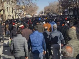 گسترش همراهی ایرانیان با خیزش ملی؛ شهروندان ده‌ها شهر به اعتصابات پیوستند