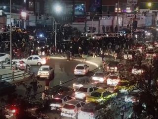 اعتراضات سراسری ایران؛ اعتصاب بازاریان در بیش از ۵۰ شهر و راهپیمایی پرشمار آبادانی‌ها