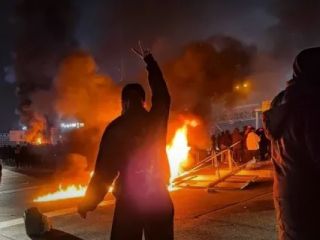 شاهزاده رضا پهلوی در پیامی تازه از معترضان خواست به حضور خیابانی خود ادامه دهند