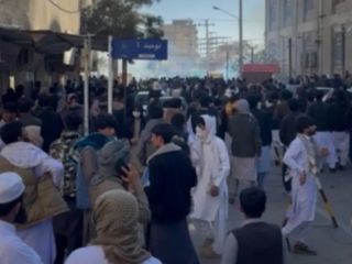 شلیک گاز اشک‌آور و «گلوله ساچمه‌ای» به معترضان پس از نماز جمعه در زاهدان