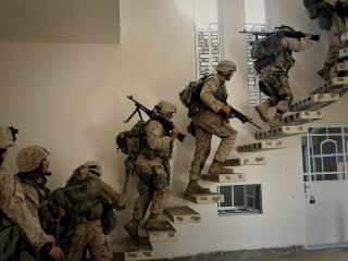 آمریکا آماده حمله زمینی به ایران است یا فقط قدرت‌نمایی می‌کند؟