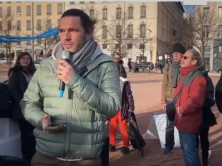 زندانی سابق فرانسوی در ایران در تجمع همبستگی با معترضان در لیون: «ایران عزیزم،هنوز خوشگل‌ترین می‌بینمت»