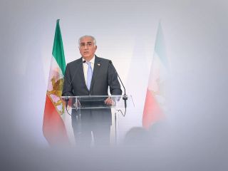 رضا پهلوی، وارث تاج و تخت ایران کیست و در مورد حکومت آینده چه می‌گوید؟