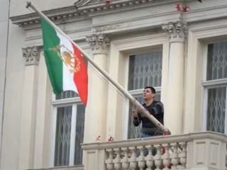ایرانیان پرچم شیر و خورشید را در سفارتخانه‌های جمهوری اسلامی در چند کشور برافراشتند