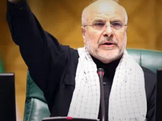 قالیباف: ای ترامپ قمارباز، بیا ما منتظر توییم / دست‌نوشته معترض ایرانی« ترامپ کمک کن»