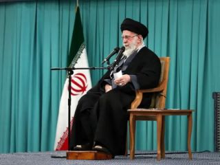 خامنه‌ای: کشور را به سمت جنگ نمی‌بریم، اما مجرمان داخلی را رها نمی‌کنیم، ترامپ مجرم است