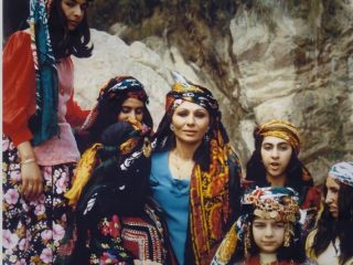 هنری که با حمایت شهبانو از کارگاه‌های آذربایجان به ضیافت‌های شاهانه در پاریس رسید