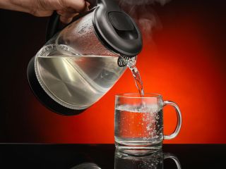 جوشاندن آب؛ راهی ساده برای حذف ریزپلاستیک‌ها