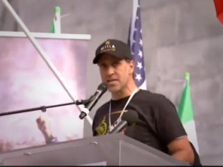 سخنرانی علی کریمی، در تجمع بزرگ ایرانیان در لس‌آنجلس