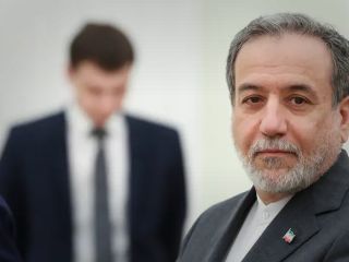 انتقادها از اجلاس داووس به دلیل دعوت از عباس عراقچی :«دعوت عراقچی مانند دعوت از هیتلر است»