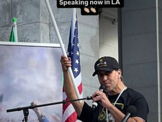 تصاویر: سخنرانی علی کریمی در تظاهرات ایرانیان لس آنجلس