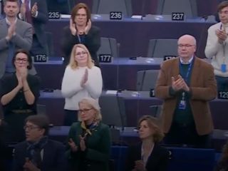 نمایندگان پارلمان اروپا به جای سکوت، یک دقیقه ایستاده مردم معترض ایران را تشویق کردند