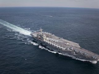 ناو هواپیمابر یواس‌اس آبراهام لینکلن آمریکا از تنگه مالاکا عبور کرد و در جهت غرب حرکت می‌کند