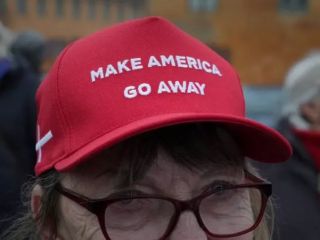 رواج کلاه‌های «آمریکا را از اینجا دور کنید» در گرینلند