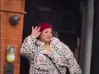 واکنش عجیب یک زن ایرانی با کلاه قرمز به معترضان پس از خروج از سفارت ایران در لندن