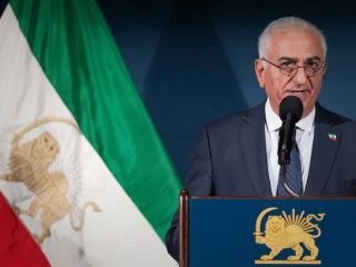 سه تن از کارکنان صدای آمریکا: علی جوانمردی پخش تصویر یا صدای شعار با نام رضا پهلوی را منع کرده است