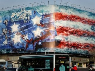 انهدام ناو هواپیمابر آمریکایی در طرح جدید دیوار نگاره میدان انقلاب