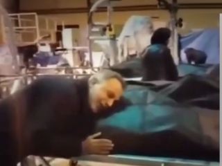 ویدیویی تکان‌دهنده از مویه پدر مانی صفرپور بر روی کیسه حاوی جسد بیجان پسر ۱۸ ساله‌اش