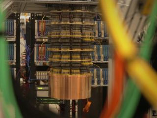 چرا قدرتمندترین کامپیوتر دنیا در سرمای زیر صفر نگهداری می‌شود؟