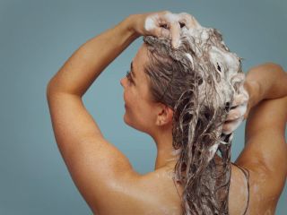 هر چند وقت یک‌ بار باید موها را شست؟