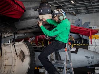 ورود ناو هواپیمابر آمریکا به منطقه سنتکام؛ آیا خاورمیانه در آستانه‌ جنگی دیگر است؟