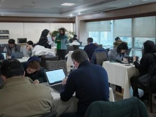 «۲۰ دقیقه اینترنت با ناظر»؛ بازرگانان ایرانی می‌گویند این دسترسی «توهین‌آمیز» است