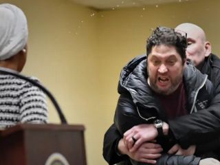 حمله با مایعی ناشناخته به ایلهان عمر، نماینده دموکرات کنگره آمریکا از ایالت مینه‌سوتا