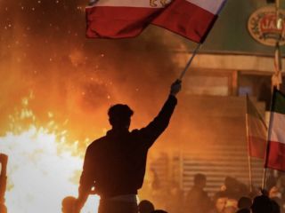 پولیتیکو: ایرانیان در حال تاریخ‌سازی‌اند و اروپا باید از آن‌ها حمایت کند