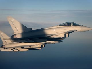 گاردین: استقرار جنگنده‌های بریتانیا در قطر برای مقابله با حملات تلافی‌جویانه ایران