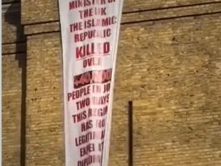 نصب بنری بزرگ بالای ایستگاه «کینگزکراس» لندن: دیپلمات‌های جمهوری اسلامی را اخراج کنید