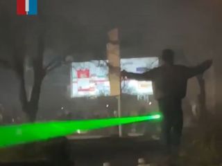 شجاعت بی‌نظیر یک معترض ایرانی در مشهد؛ با دستهای باز در مقابل نور لیزر اسلحه‌های ماموران