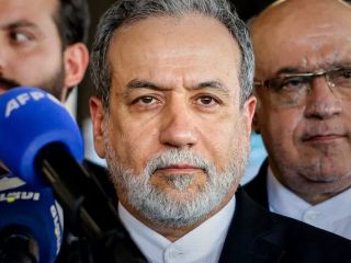 عراقچی: ایران «آماده مذاکره و توافق عادلانه» با آمریکاست اما آنها باید تضمین بدهند به ایران حمله نمی‌کنند