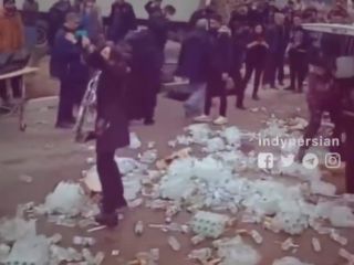 سیلی محکم داغداران بر صورت قاتلان؛ وقتی «ساندیسِ رشوه‌» زیر پای مادران انقلاب ملی در کهریزک له شد