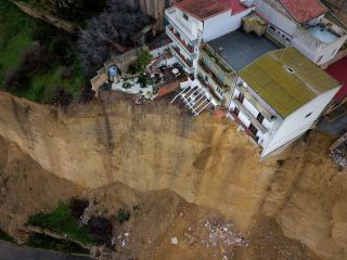 تصاویر؛ رانش زمین، شهر سیسیل را بر لبه پرتگاه قرار داد