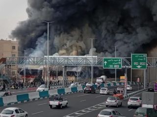 آتش‌سوزی گسترده در بازارچه جنت‌آباد؛ ستون دود آسمان غرب تهران را فرا گرفت