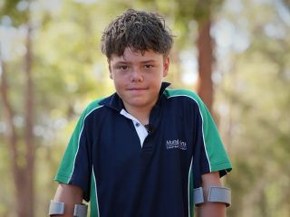 پسر ۱۳ ساله استرالیایی بعد از ۴ ساعت شنا در دریای متلاطم جان خانواده‌اش را نجات داد