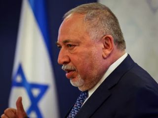 وزیر دفاع پیشین اسرائیل: پناهگاه‌ها را برای جنگ با ایران آماده کنید