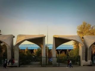 جمعی از دانشجویان دانشگاه تهران؛ نه به حمله نظامی و مداخله خارجی، زنده باد مبارزه