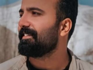 پاشیدن گُل بر روی خیابانی که سعید توکلیان در آن کشته شد توسط بستگان داغدار این معترض