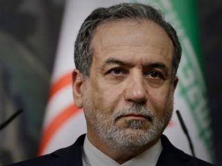 عراقچی خطاب به جمعی از حامیان و اشخاص حکومتی: ترسیدن در این شرایط سم مهلک است