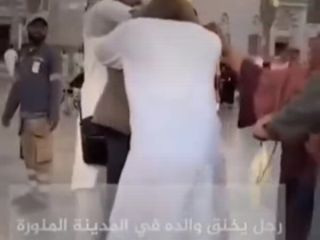 مرد پاکستانی سعی کرد پدرش را در طی مراسم حج خفه کند+ ویدیو