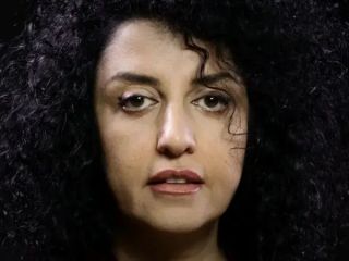 نرگس محمدی به ۷.۵ سال زندان و ۲ سال تبعید به شهرستان خوسف محکوم شد