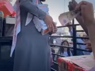 فروش آیفون ۱۷ تو عربستان پُشت وانت‌ در خیابان؛بُدو که آتیش زدم به مالم، آیفون ۱۷ دارم نارنجی