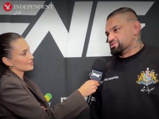 پرچم شیروخورشیدنشان در دستان هاتف معیل، قهرمان ایرانی هنرهای رزمی ترکیبی؛ «بچه شاه باخت نمی‌دهد»