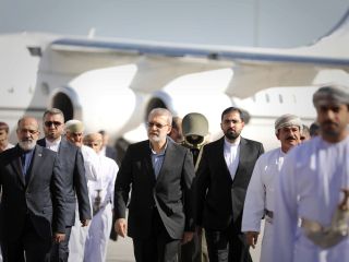 آیا حضور علی لاریجانی در مسقط به معنای «تصمیم نهایی» تهران است؟