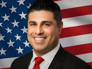 آبتین وزیری نامزد ایرانی‌تبار کنگره آمریکا در تگزاس در یک مرکز اسلامی از شریعت اسلام انتقاد کرد